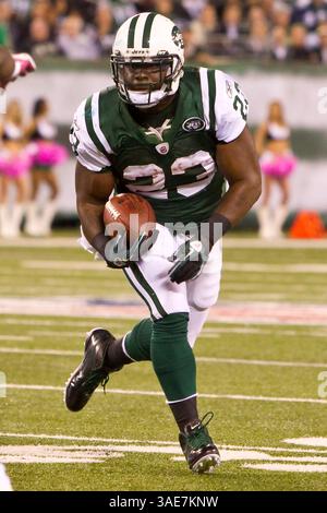17 octobre 2011 : Shonn Greene (23 ans) court avec le ballon pendant le match NFL entre les Dolphins de Miami et les jets de New York au MetLife Stadium à East Rutherford, New Jersey. Les jets battent les dauphins, 24-6.(image crédit : © Chris Szagola/Cal Sport Media/ZUMAPRESS.com) Banque D'Images