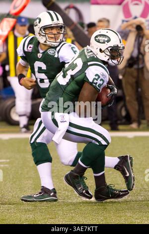 17 octobre 2011 : Shonn Greene (23 ans), le Running back des jets de New York, retire la main du quarterback Mark Sanchez (6 ans) lors du match NFL entre les Dolphins de Miami et les jets de New York au MetLife Stadium à East Rutherford, New Jersey. Les jets battent les dauphins, 24-6.(image crédit : © Chris Szagola/Cal Sport Media/ZUMAPRESS.com) Banque D'Images