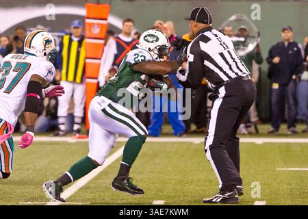 17 octobre 2011 : Shonn Greene (23 ans) court avec le ballon alors qu'il est sur le point de rencontrer le juge-arbitre Fred Bryan (11 ans) pendant le match de NFL entre les Dolphins de Miami et les jets de New York au MetLife Stadium à East Rutherford, New Jersey. Les jets battent les dauphins, 24-6.(image crédit : © Chris Szagola/Cal Sport Media/ZUMAPRESS.com) Banque D'Images
