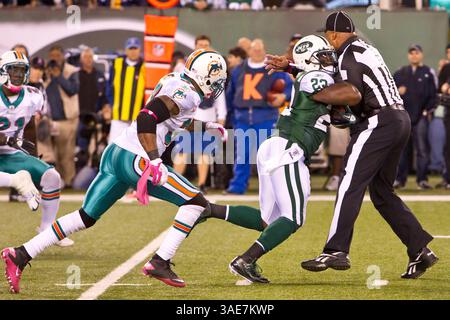 17 octobre 2011 : Shonn Greene (23 ans) court avec le ballon alors qu'il est sur le point de rencontrer le juge-arbitre Fred Bryan (11 ans) pendant le match de NFL entre les Dolphins de Miami et les jets de New York au MetLife Stadium à East Rutherford, New Jersey. Les jets battent les dauphins, 24-6.(image crédit : © Chris Szagola/Cal Sport Media/ZUMAPRESS.com) Banque D'Images