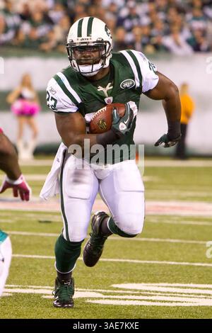 17 octobre 2011 : Shonn Greene (23 ans) court avec le ballon pendant le match NFL entre les Dolphins de Miami et les jets de New York au MetLife Stadium à East Rutherford, New Jersey. Les jets battent les dauphins, 24-6.(image crédit : © Chris Szagola/Cal Sport Media/ZUMAPRESS.com) Banque D'Images
