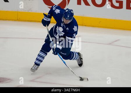 17 octobre 2011 - Toronto, Ontario, Canada - 17 octobre 2011 - Toronto, Ontario, Canada. Le Capitaine de Toronto Dion Phaneuf (3) tire sur le filet en première période lors du match de l’Avalanche du Colorado contre les Maple Leafs de Toronto au Centre Air Canada. (Crédit image : © Gary Angus/Southcreek/ZUMAPRESS.com) Banque D'Images