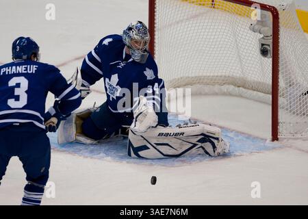 17 octobre 2011 - Toronto, Ontario, Canada - 17 octobre 2011 - Toronto, Ontario, Canada. Le gardien de but de Toronto James Reimer (34) fait une sauvegarde alors que le capitaine Dion Phaneuf (3) regarde en première période lors du match de l’Avalanche du Colorado contre les Maple Leafs de Toronto au Centre Air Canada. (Crédit image : © Gary Angus/Southcreek/ZUMAPRESS.com) Banque D'Images