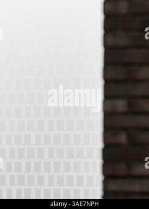 Immeuble de bureaux contemporain à Gothenburg avec une façade de fenêtre brumisée unique qui reflète magnifiquement la lumière, créant un a architectural frappant Banque D'Images