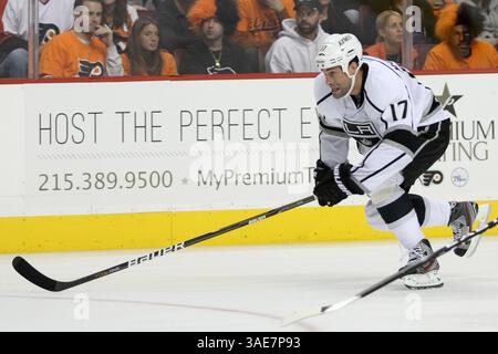 15 octobre 2011 - Philadelphie, Pennsylvanie, États-Unis d'Amérique - Ethan Moreau (#17) des Kings de Los Angeles lors de la troisième période du match entre les Flyers de Philadelphie et les Kings de Los Angeles au Wells Fargo Center. Les Kings de Los Angeles ont battu les Flyers de Philadelphie 3-2 en prolongation. (Crédit image : © Bob Fina/Southcreek/ZUMAPRESS.com) Banque D'Images