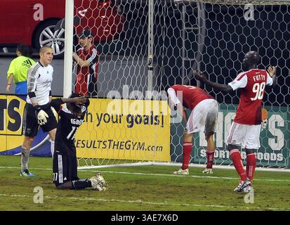 19 octobre 2011 - Washington, DC, USA - L'attaquant Uni Joseph Ngwenya (11 ans) réagit après s'être rapproché d'une tentative de score contre le gardien de Portland Timbers Troy Perkins (1 ans), à gauche, lors d'une action de deuxième mi-temps au RFK Stadium à Washington, DC, mercredi 19 octobre 2011. United et les Timbers ont terminé dans un match nul de 1-1. (Crédit image : © Chuck Myers/MCT/MCT/ZUMAPRESS.com) Banque D'Images