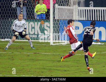 19 octobre 2011 - Washington, DC, USA - le défenseur de Portland Timbers Mike Chabala (4) bloque un tir au but du milieu de terrain/attaquant Santino Quaranta (25) de D.C. United, alors que le gardien Troy Perkins (1), à gauche, attend de réagir, lors de la deuxième mi-temps au RFK Stadium de Washington, D.C. le mercredi 19 octobre 2011. United et les Timbers ont terminé dans un match nul de 1-1. (Crédit image : © Chuck Myers/MCT/MCT/ZUMAPRESS.com) Banque D'Images