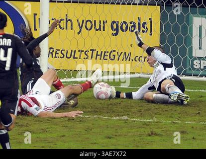 19 octobre 2011 - Washington, DC, USA - Troy Perkins (1), gardien de but de Portland Timbers, à droite, fait une sauvegarde en plongeon sur une tentative de score de l'attaquant de Washington DC United Joseph Ngwenya (11), en haut à gauche, lors d'une action de deuxième mi-temps au RFK Stadium à Washington, DC, mercredi 19 octobre 2011. United et les Timbers ont terminé dans un match nul de 1-1. (Crédit image : © Chuck Myers/MCT/MCT/ZUMAPRESS.com) Banque D'Images