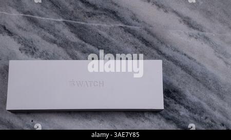 Jurmala, Lettonie 11.01.2025 : Nouvelle Apple Watch Ultra 2 Black Titanium. Boîte blanche élégante pour une Smartwatch reposant sur une surface en marbre lisse dans un Banque D'Images