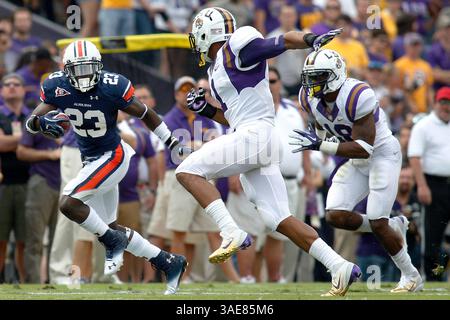22 octobre 2011 : retour en arrière des Auburn Tigers Onterio McCalebb #23 court avec le ballon pendant le match de football NCAA entre les Auburn Tigers et les Louisiana State University Tigers au Tiger Stadium de Baton Rouge, en Louisiane. (Crédit image : © Jonathan Bachman/Cal Sport Media/ZUMAPRESS.com) Banque D'Images