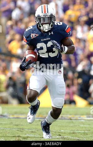 22 octobre 2011 : retour en arrière des Auburn Tigers Onterio McCalebb #23 court avec le ballon pendant le match de football NCAA entre les Auburn Tigers et les Louisiana State University Tigers au Tiger Stadium de Baton Rouge, en Louisiane. (Crédit image : © Jonathan Bachman/Cal Sport Media/ZUMAPRESS.com) Banque D'Images