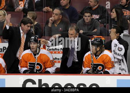 22 octobre 2011 - Philadelphie, Pennsylvanie, États-Unis d'Amérique - L'entraîneur-chef Peter Laviolette et l'entraîneur adjoint Craig Berube instruisent Claude Giroux (#28) des Flyers de Philadelphie après avoir terminé son quart de travail pendant la deuxième période du match entre les Blues de Saint Louis et les Flyers de Philadelphie au Wells Fargo Center. Les Blues de St Louis ont battu les Flyers de Philadelphie 4-2. (Crédit image : © Bob Fina/Southcreek/ZUMAPRESS.com) Banque D'Images