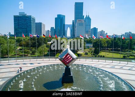 Suzhou, Chine - 06 septembre 2020 : paysage urbain de Suzhou avec des bâtiments modernes et affichage de drapeau avec une fontaine décorative au premier plan Banque D'Images