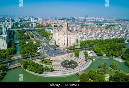Suzhou, Chine - 06 septembre 2020 : vue aérienne de l'architecture historique et du paysage urbain dans une ville animée par temps clair Banque D'Images