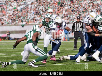 23 octobre 2011 : Mike Tolbert (35 ans) se précipite dans le premier quart-temps lors de l'action de la NFL entre les jets de New York et les Chargers de San Diego au MetLife Stadium à East Rutherford, New Jersey. Les jets ont battu les Chargers 27-21.(image crédit : © Duncan Williams/Cal Sport Media/ZUMAPRESS.com) Banque D'Images