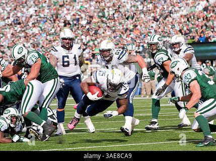 23 octobre 2011 : Mike Tolbert (35 ans) se précipite dans le premier quart-temps lors de l'action de la NFL entre les jets de New York et les Chargers de San Diego au MetLife Stadium à East Rutherford, New Jersey. Les jets ont battu les Chargers 27-21.(image crédit : © Duncan Williams/Cal Sport Media/ZUMAPRESS.com) Banque D'Images