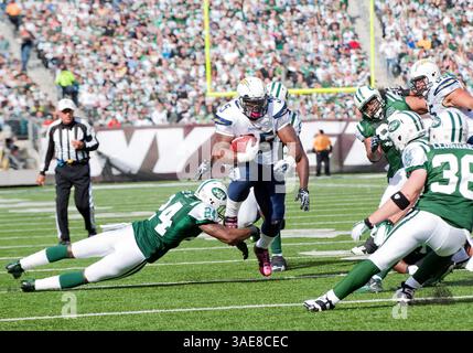 23 octobre 2011 : Mike Tolbert (35 ans) se précipite dans le premier quart-temps lors de l'action de la NFL entre les jets de New York et les Chargers de San Diego au MetLife Stadium à East Rutherford, New Jersey. Les jets ont battu les Chargers 27-21.(image crédit : © Duncan Williams/Cal Sport Media/ZUMAPRESS.com) Banque D'Images