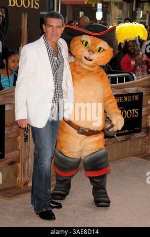 23 octobre 2011 - Los Angeles, New York, États-Unis - . . . . . 23 octobre 2011, LA Antonio Banderas arrive à la première de 'Puss in Boots' au Regency Village Theatre le 23 octobre 2011 à Westwood, Californie. (Crédit image : © Sharkpixs/ZUMAPRESS.com) Banque D'Images