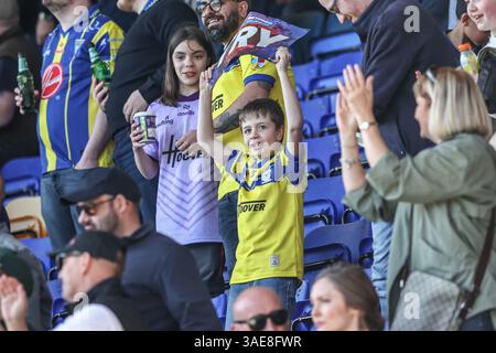 Les fans de Warrington célèbrent leurs équipes lors du match de quart de finale de la Betfred Challenge Cup Warrington Wolves vs St Helens au stade Halliwell Jones, Warrington, Royaume-Uni, le 6 avril 2025 (photo par Alfie Cosgrove/News images) Banque D'Images
