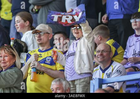 Les fans de Warrington célèbrent leurs équipes lors du match de quart de finale de la Betfred Challenge Cup Warrington Wolves vs St Helens au stade Halliwell Jones, Warrington, Royaume-Uni, le 6 avril 2025 (photo par Alfie Cosgrove/News images) Banque D'Images