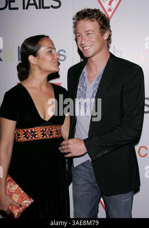 22 septembre 2004 ; Los Angeles, Californie, États-Unis ; L'acteur SIMON BAKER & REBECCA à la première de 'I Heart Huckabees' Los Angeles qui s'est tenue au Grove. (Crédit image : Lisa O'Connor/ZUMAPRESS.com) Banque D'Images