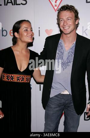 22 septembre 2004 ; Los Angeles, Californie, États-Unis ; L'acteur SIMON BAKER & REBECCA à la première de 'I Heart Huckabees' Los Angeles qui s'est tenue au Grove. (Crédit image : Lisa O'Connor/ZUMAPRESS.com) Banque D'Images