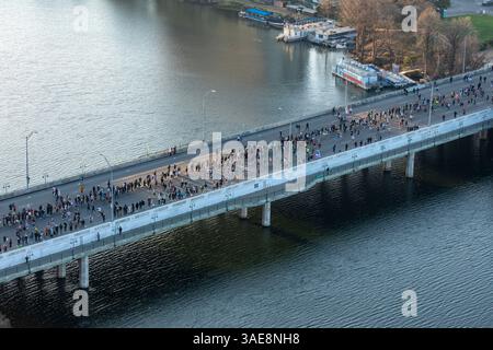 2025 Austin Marathon Runners sur Drake Bridge au-dessus du lac Ladybird à Austin Texas. Banque D'Images