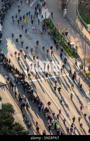 2025 Austin Marathon Runners sur West Cesar Chavez Blvd à Austin Texas, vue de dessus. Banque D'Images