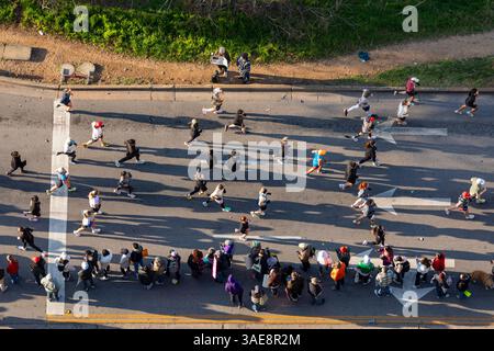 2025 Austin Marathon Runners sur West Cesar Chavez Blvd à Austin Texas, vue de dessus. Banque D'Images