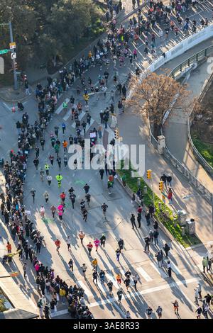 2025 Austin Marathon Runners sur West Cesar Chavez Blvd à Austin Texas, vue de dessus. Banque D'Images