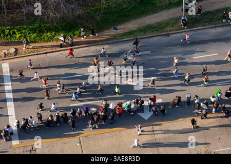 2025 Austin Marathon Runners sur West Cesar Chavez Blvd à Austin Texas, vue de dessus. Banque D'Images