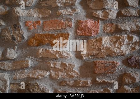 Mur en pierre naturelle avec granit et brique coulé avec mortier de ciment trass. Banque D'Images