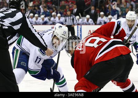 24 février 2012 - Newark, New Jersey, États-Unis d'Amérique - le centre des Canucks de Vancouver Ryan Kesler (17) et l'aile droite des Devils du New Jersey Dainius Zubrus (8) s'affrontent lors de la 2e période du match de la LNH entre les Canucks de Vancouver et les Devils du New Jersey au Prudential Center de Newark, NJ (crédit image : © Vinny Carchietta/Southcreek/ZUMAPRESS.com) Banque D'Images
