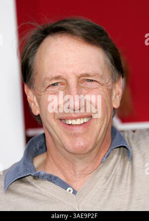 28 mai 2008 - Hollywood, Californie, États-Unis - le réalisateur DENNIS DUGAN arrive à la première mondiale de 'You Don't Mess with the Zohan' au Chinese Theatre (image crédit : Lisa O'Connor/ZUMAPRESS.com) Banque D'Images