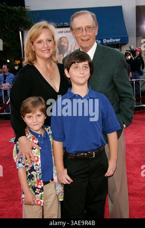 16 juin 2008 - Westwood, Californie, États-Unis - L'acteur BERNIE KOPELL et SA FAMILLE arrivant à la première mondiale 'Get Smart' au Mann Village Theatre (image crédit : Lisa O'Connor/ZUMAPRESS.com) Banque D'Images