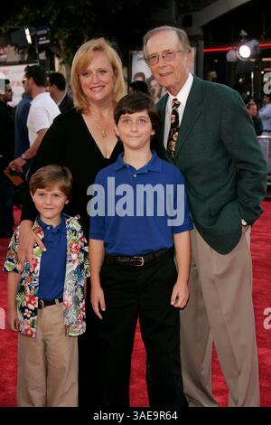 16 juin 2008 - Westwood, Californie, États-Unis - L'acteur BERNIE KOPELL et SA FAMILLE arrivant à la première mondiale 'Get Smart' au Mann Village Theatre (image crédit : Lisa O'Connor/ZUMAPRESS.com) Banque D'Images