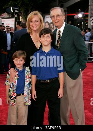 16 juin 2008 - Westwood, Californie, États-Unis - L'acteur BERNIE KOPELL et SA FAMILLE arrivant à la première mondiale 'Get Smart' au Mann Village Theatre (image crédit : Lisa O'Connor/ZUMAPRESS.com) Banque D'Images