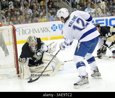 25 février 2012 - Pittsburgh, PENNSYLVANNIA, U. S - Tampa Bay Lightning aile gauche Ryan Malone (12 ans) et Marc-André Fleury (29 ans), gardien des Penguins de Pittsburgh, alors que les Penguins de Pittsburgh affrontent le Lightning de Tampa Bay au CONSOL Energy Center à Pittsburgh, PA. (Crédit image : © Steve Dietz/Southcreek/ZUMAPRESS.com) Banque D'Images