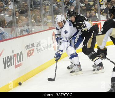25 février 2012 - Pittsburgh, PENNSYLVANNIA, U. S - centre des Penguins de Pittsburgh Evgeni Malkin (71) et le Lightning de Tampa Bay Ryan Malone (12) alors que les Penguins de Pittsburgh affrontent le Lightning de Tampa Bay au CONSOL Energy Center à Pittsburgh, PA. (Crédit image : © Steve Dietz/Southcreek/ZUMAPRESS.com) Banque D'Images