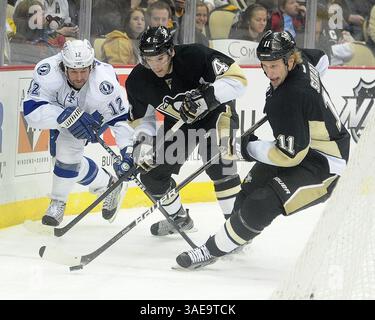 25 février 2012 - Pittsburgh, PENNSYLVANNIA, U. S - le centre des Penguins de Pittsburgh Jordan Staal (11 ans), le défenseur des Penguins de Pittsburgh Zbynek Michalek (4 ans) et Ryan Malone (12 ans), l'aile gauche du Lightning de Tampa Bay, alors que les Penguins de Pittsburgh affrontent le Lightning de Tampa Bay au CONSOL Energy Center à Pittsburgh, PA. (Crédit image : © Steve Dietz/Southcreek/ZUMAPRESS.com) Banque D'Images