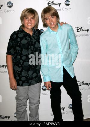 17 juil. 2008 - Beverly Hills, Californie, États-Unis - les acteurs DYLAN & COLE SPROUSE arrivent à la tournée de presse estivale 2008 de TCA - ABC All Star Party tenue au Beverly Hilton Hotel (crédit image : Lisa O'Connor/ZUMAPRESS.com) Banque D'Images