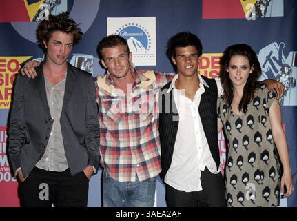07 septembre 2008 - Hollywood, Californie, États-Unis - le casting de 'Twilight' ROBERT PATTINSON, CAM GIGANDET, TAYLOR LAUTNER et KRISTEN STEWART dans la salle de presse les MTV Video Music Awards 2008 au Paramount Pictures Studio à Hollywood, dimanche 7 septembre 2008 (crédit image : Lisa O'Connor/ZUMAPRESS.com) Banque D'Images