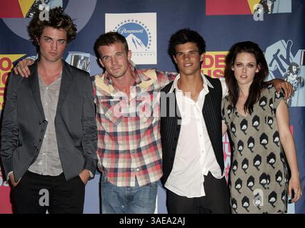 07 septembre 2008 - Hollywood, Californie, États-Unis - le casting de 'Twilight' ROBERT PATTINSON, CAM GIGANDET, TAYLOR LAUTNER et KRISTEN STEWART dans la salle de presse les MTV Video Music Awards 2008 au Paramount Pictures Studio à Hollywood, dimanche 7 septembre 2008 (crédit image : Lisa O'Connor/ZUMAPRESS.com) Banque D'Images