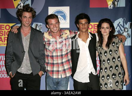 07 septembre 2008 - Hollywood, Californie, États-Unis - le casting de 'Twilight' ROBERT PATTINSON, CAM GIGANDET, TAYLOR LAUTNER et KRISTEN STEWART dans la salle de presse les MTV Video Music Awards 2008 au Paramount Pictures Studio à Hollywood, dimanche 7 septembre 2008 (crédit image : Lisa O'Connor/ZUMAPRESS.com) Banque D'Images