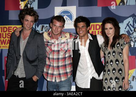 07 septembre 2008 - Hollywood, Californie, États-Unis - le casting de 'Twilight' ROBERT PATTINSON, CAM GIGANDET, TAYLOR LAUTNER et KRISTEN STEWART dans la salle de presse les MTV Video Music Awards 2008 au Paramount Pictures Studio à Hollywood, dimanche 7 septembre 2008 (crédit image : Lisa O'Connor/ZUMAPRESS.com) Banque D'Images