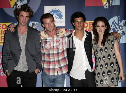 07 septembre 2008 - Hollywood, Californie, États-Unis - le casting de 'Twilight' ROBERT PATTINSON, CAM GIGANDET, TAYLOR LAUTNER et KRISTEN STEWART dans la salle de presse les MTV Video Music Awards 2008 au Paramount Pictures Studio à Hollywood, dimanche 7 septembre 2008 (crédit image : Lisa O'Connor/ZUMAPRESS.com) Banque D'Images