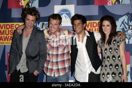 07 septembre 2008 - Hollywood, Californie, États-Unis - le casting de 'Twilight' ROBERT PATTINSON, CAM GIGANDET, TAYLOR LAUTNER et KRISTEN STEWART dans la salle de presse les MTV Video Music Awards 2008 au Paramount Pictures Studio à Hollywood, dimanche 7 septembre 2008 (crédit image : Lisa O'Connor/ZUMAPRESS.com) Banque D'Images
