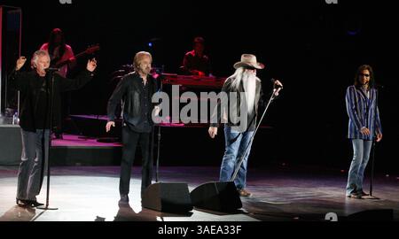25 février 2012 - Las Vegas, Nevada, États-Unis - les GARÇONS OAK RIDGE (G-d) JOE Bonsall, DUANE ALLEN, WILLIAM LEE GOLDEN et RICHARD STERBAN se produisent samedi à l'Orleans Resort à Las Vegas. (Crédit image : © Barry Sweet/ZUMAPRESS.com) Banque D'Images