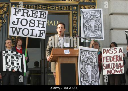 06 février 2007 - San Francisco, CA, États-Unis - DAVID GREENE, au centre, l'un des avocats du journaliste Josh Wolf, et d'autres partisans protestent contre l'incarcération de Wolf devant la mairie de San Francisco, Calif, le mardi 6 février 2007. Le journaliste indépendant de 24 ans a été envoyé en prison après avoir été reconnu coupable d'outrage à un grand jury fédéral le 1er août 2006 pour avoir refusé de fournir un témoignage et des séquences vidéo non publiées d'une manifestation politique de 2005 dans le district de Misision à San Francisco. . (Crédit image : Oakland Tribune/ZUMAPRESS.com) Banque D'Images