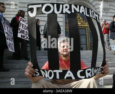 06 février 2007 - San Francisco, CA, USA - MATT DODT, centre de San Francisco et d'autres militants protestent contre l'incarcération du journaliste Josh Wolf devant l'hôtel de ville de San Francisco, Calif, le mardi 6 février 2007. Le journaliste indépendant de 24 ans a été envoyé en prison après avoir été reconnu coupable d'outrage à un grand jury fédéral le 1er août 2006 pour avoir refusé de fournir un témoignage et des séquences vidéo non publiées d'une manifestation politique de 2005 dans le district de Misision à San Francisco. . (Crédit image : Oakland Tribune/ZUMAPRESS.com) Banque D'Images